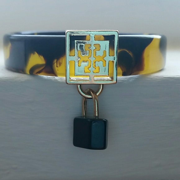 Tortoise lock dangle bracelet