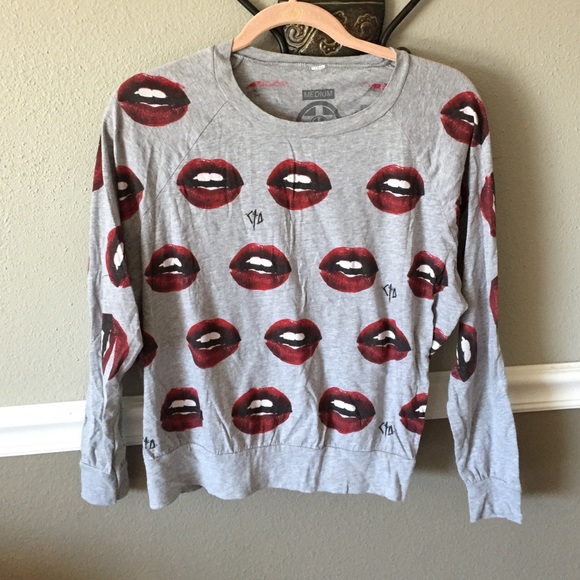 Grey lips graphic long sleeve