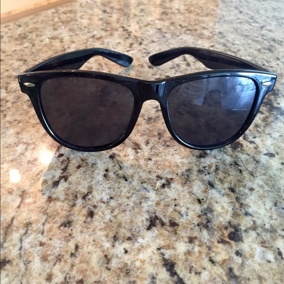 Ray ban-style plastic summer sunnies