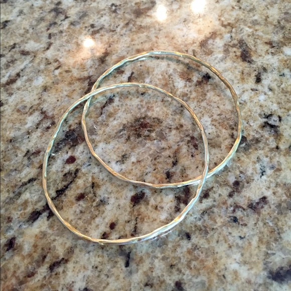 Go-with-everything gold bangles 🌺