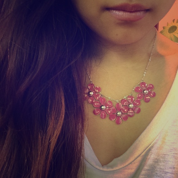 NWOT. Pink Flower Necklace