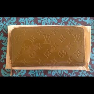 Brand new Louis Vuitton Zippy wallet