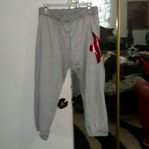 Gray light sweat with burgendy star on pants