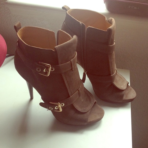 NineWest Arivaderci peep toe booties. 1 hr sale !