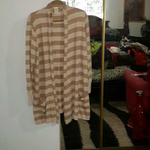 Iight weight  tan&beige  sweather with pockets in
