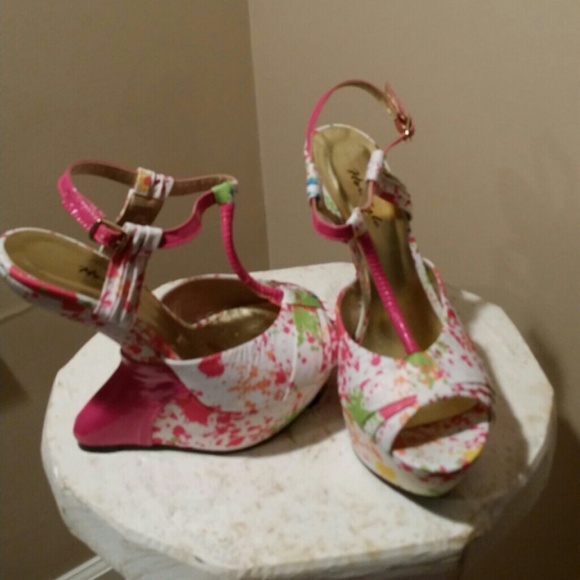 Pink and white abstract heels