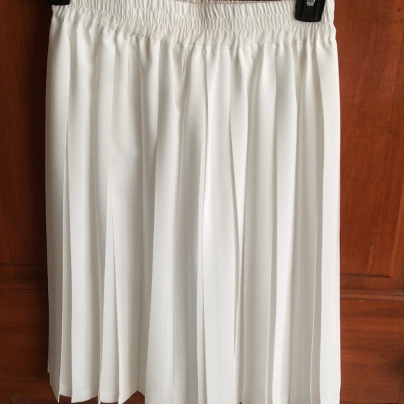 Toupy Paris White Pleated Skirt