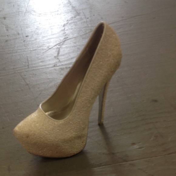 White pumps - Picture 2 of 2