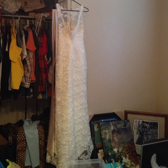 Beautiful Lace Wedding Dress! Never Worn! Size 4!