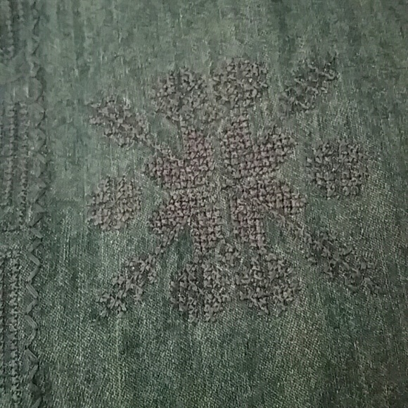 Excellent condtion Talbots blouse - Picture 2 of 3