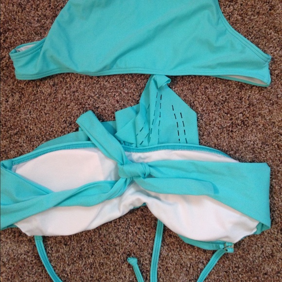 Turquoise ruffle bikini - Picture 3 of 4