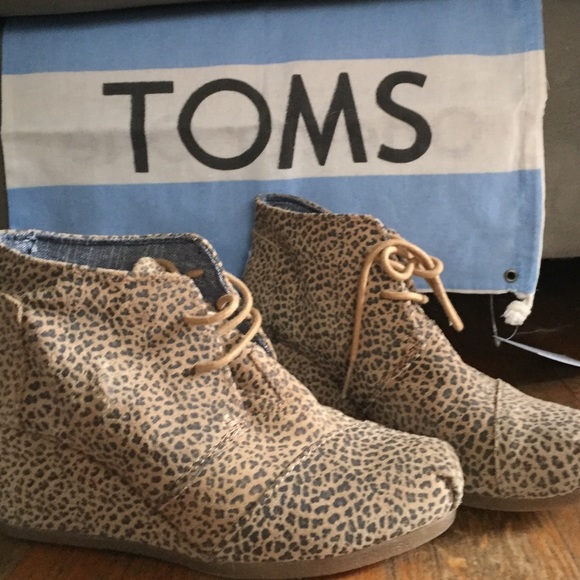 Toms leapord wedges