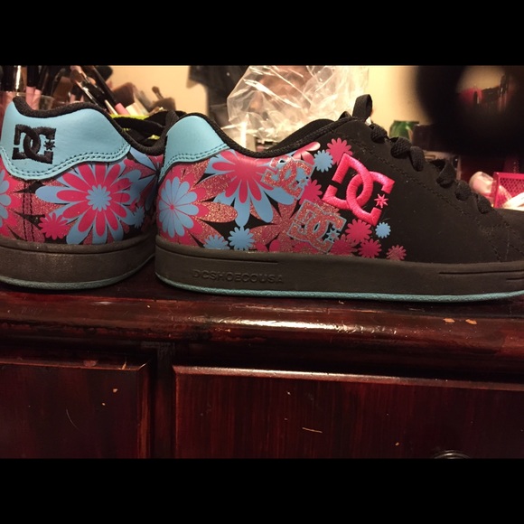 Dc shoes 4.5 youth, fit a 6 to 6 1/2 women also.
