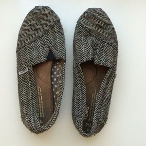 rainbow/ black & white patterned TOMS
