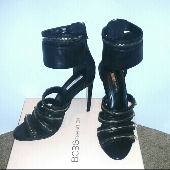 🎉HP🎉 BCBGeneration black and Gold Heel Sandal