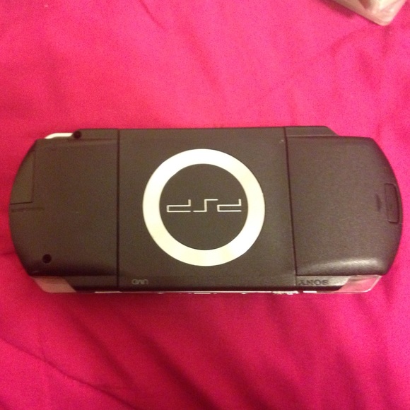 psp w/ charger - Picture 2 of 3