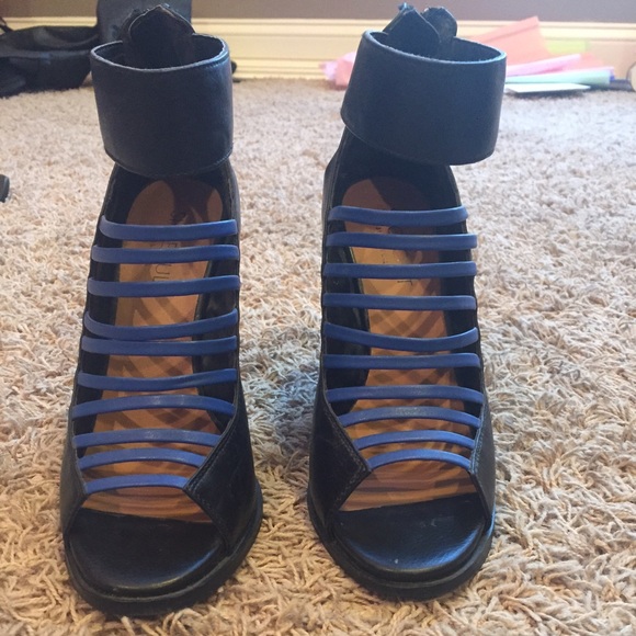 Heels! - Picture 2 of 4