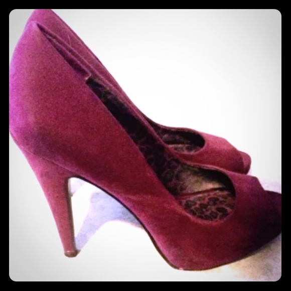 Super cute maroon heels!