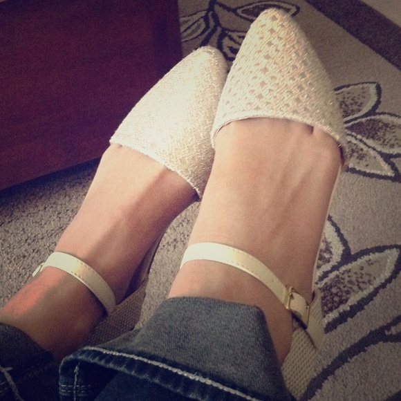 SALE 7.5-8 Super Gorgeous beige shimmer Flats