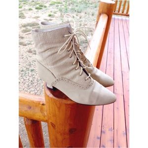 Host pick ✨ VINTAGE Victorian white ankle boots