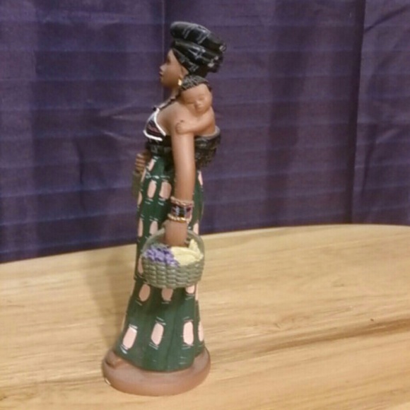 Lady w/ baby figurine - Picture 2 of 4