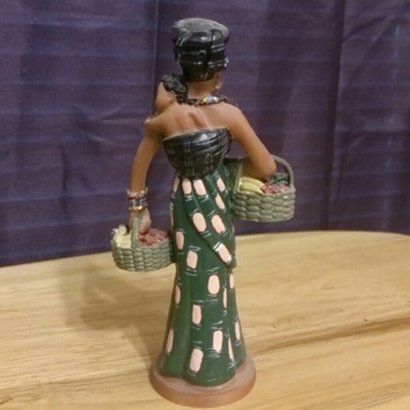 Lady w/ baby figurine - Picture 3 of 4
