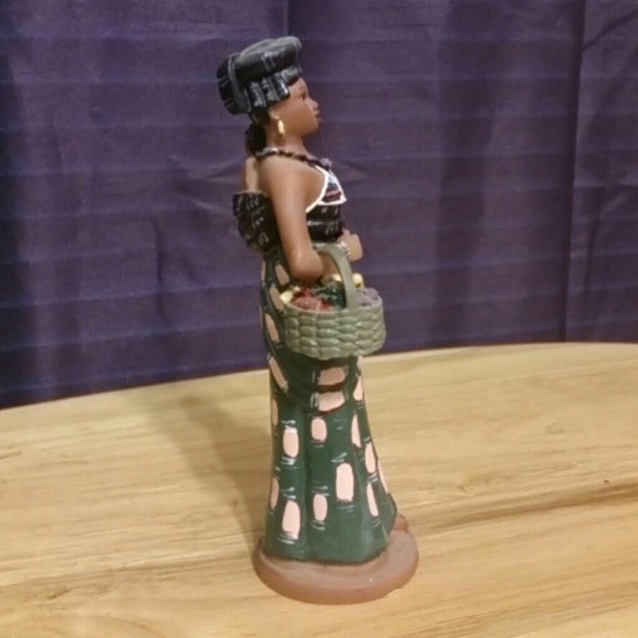 Lady w/ baby figurine - Picture 4 of 4