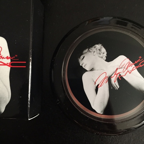Limited Edition Mac Marilyn Monroe Mac Blush - Picture 4 of 4