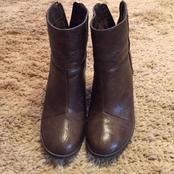 Super cute high ankle boots! - Picture 2 of 3