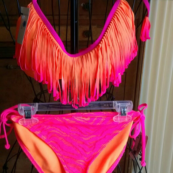 Bikini - Picture 1 of 4