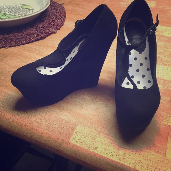 Black wedges