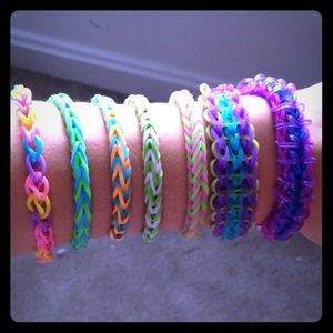 Your choice of 7 Very flashy bracelets or 2 rings.