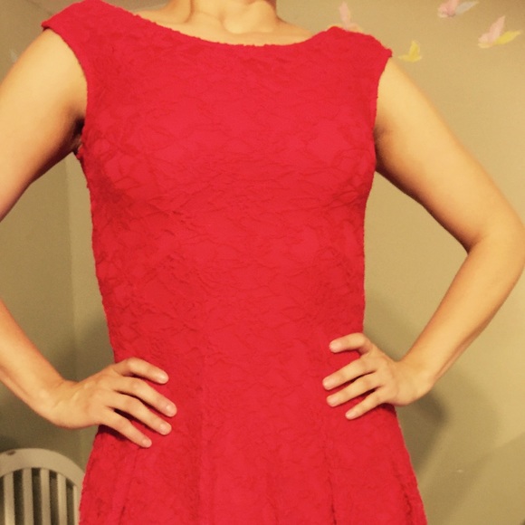 Red lace dress - Picture 3 of 4