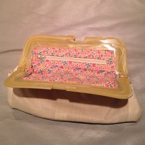 👝 Cream colored vintage clutch