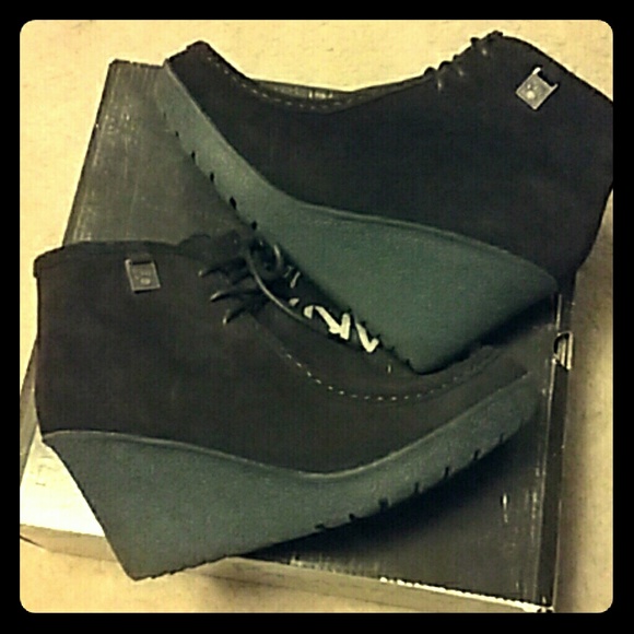 Genuine Bearpaw Astoria shoe in chocolate suede