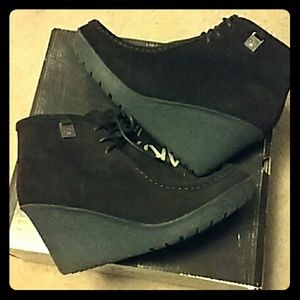 Genuine Bearpaw Astoria shoe in chocolate suede