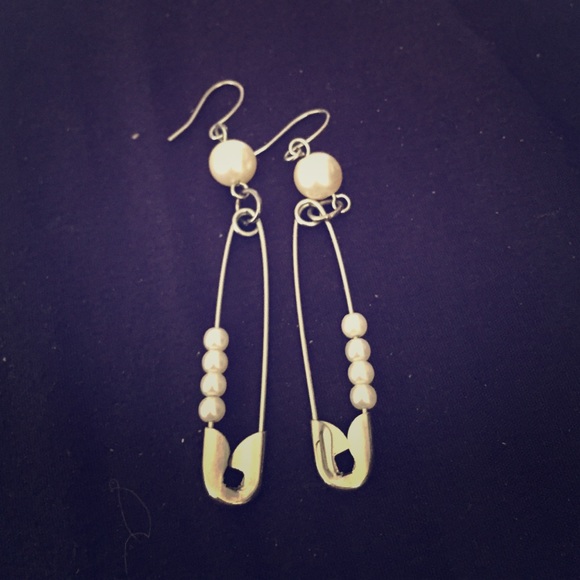 Super fun safety pin earrings with pearls! - Picture 1 of 1