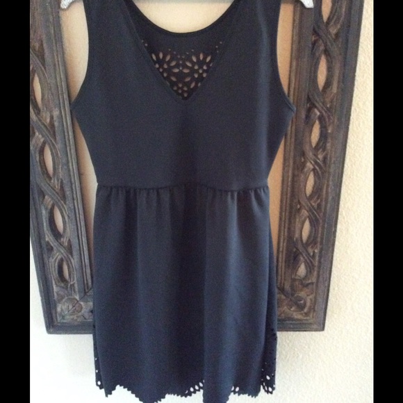 Awesome black laser cut dress - Picture 2 of 2