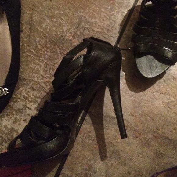 Red circle cutout heels - Picture 2 of 2