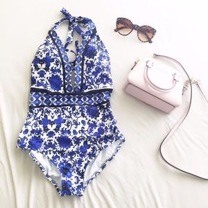 Brand new one-piece swimsuit by Seafolly in XS.