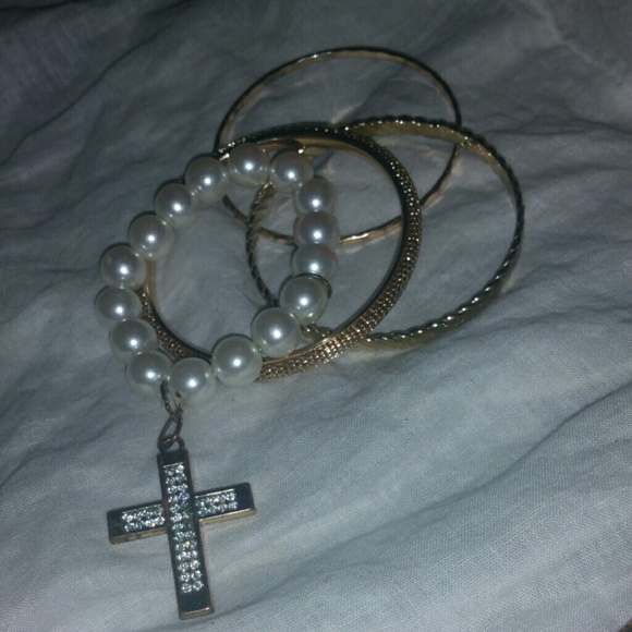 Cross bracelet, with a few bangels