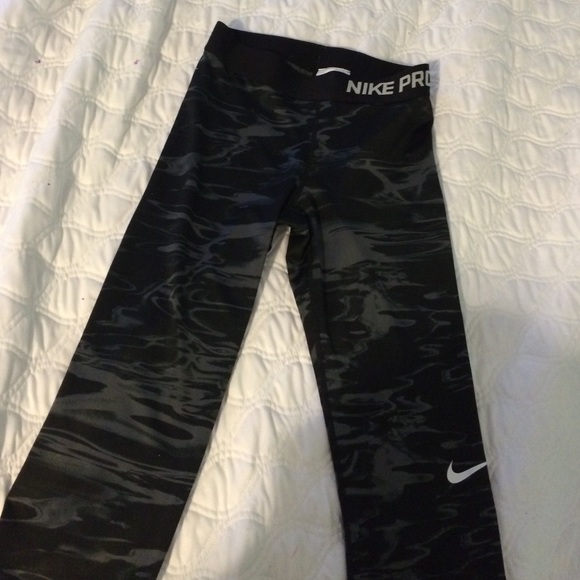 Nike pro crop leggings