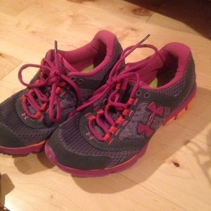 Under Armour tennis shoes  / ladies 6