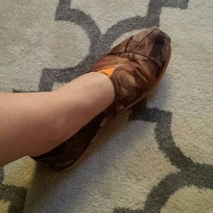 Camo and orange like toms