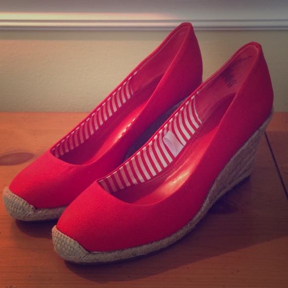 💥SOLD💥 NWOT Red Wedges! Size: 8