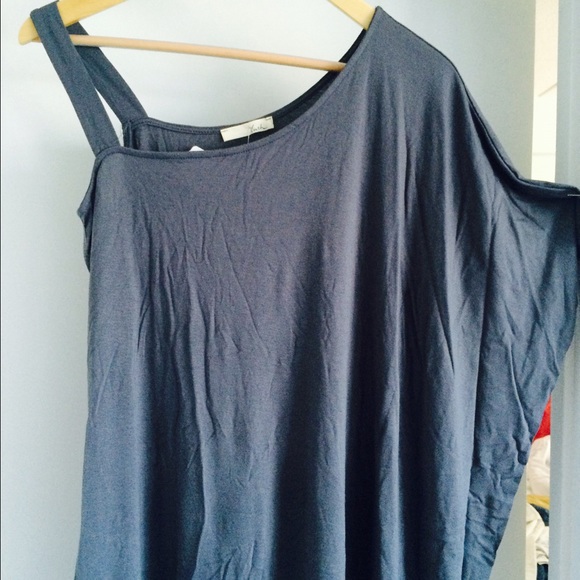 ✨SOLD✨Asymmetric Universally flattering Grey Top