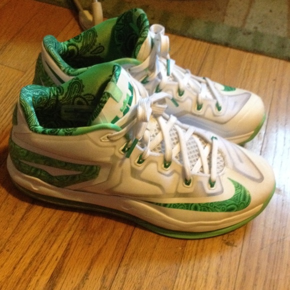 Lebron 11 low Easters sz 9.5 mens