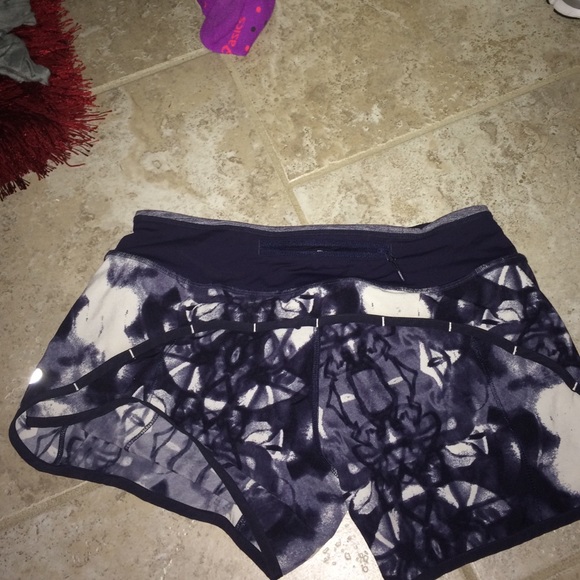 Lululemon Shorts Size 4 - Picture 2 of 3