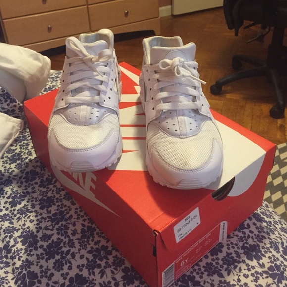 💕 SOLD 💕 All white Nike Huarache Run - Picture 2 of 4