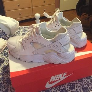 💕 SOLD 💕 All white Nike Huarache Run